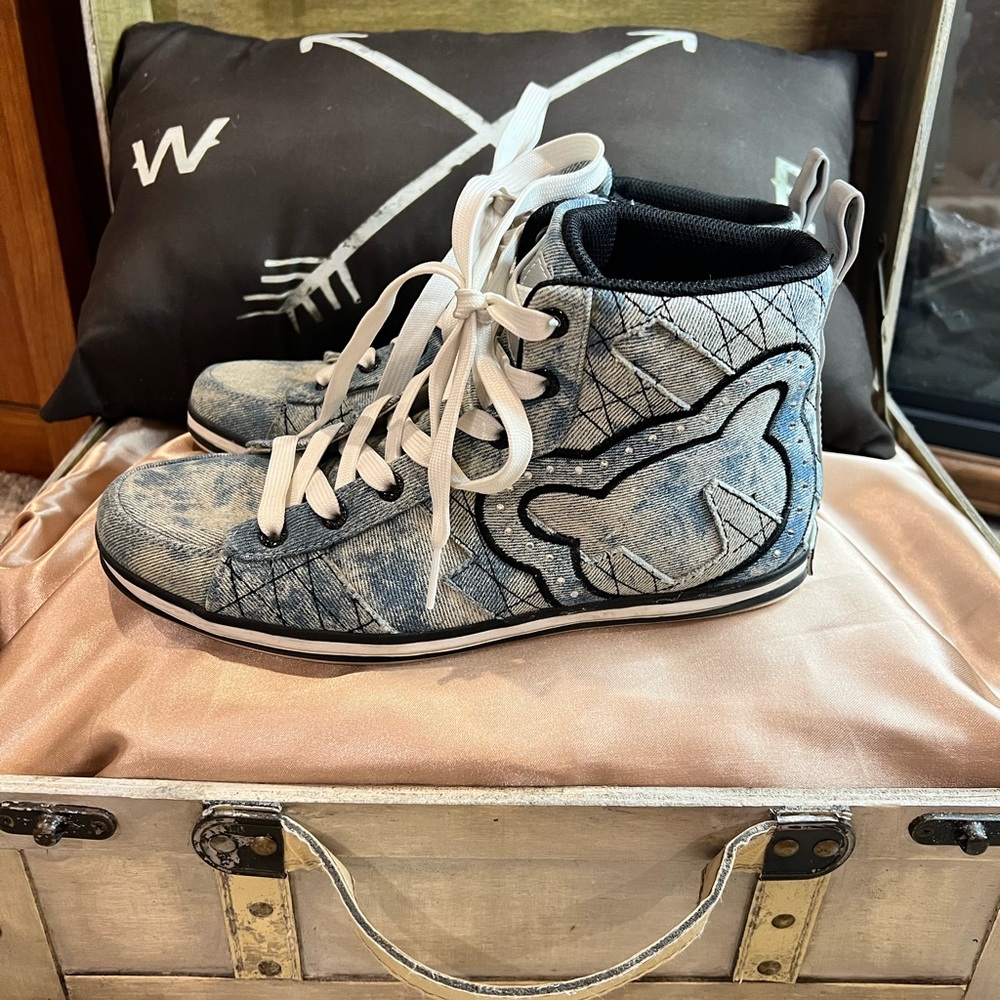 Acupuncture sneakers size 7.5